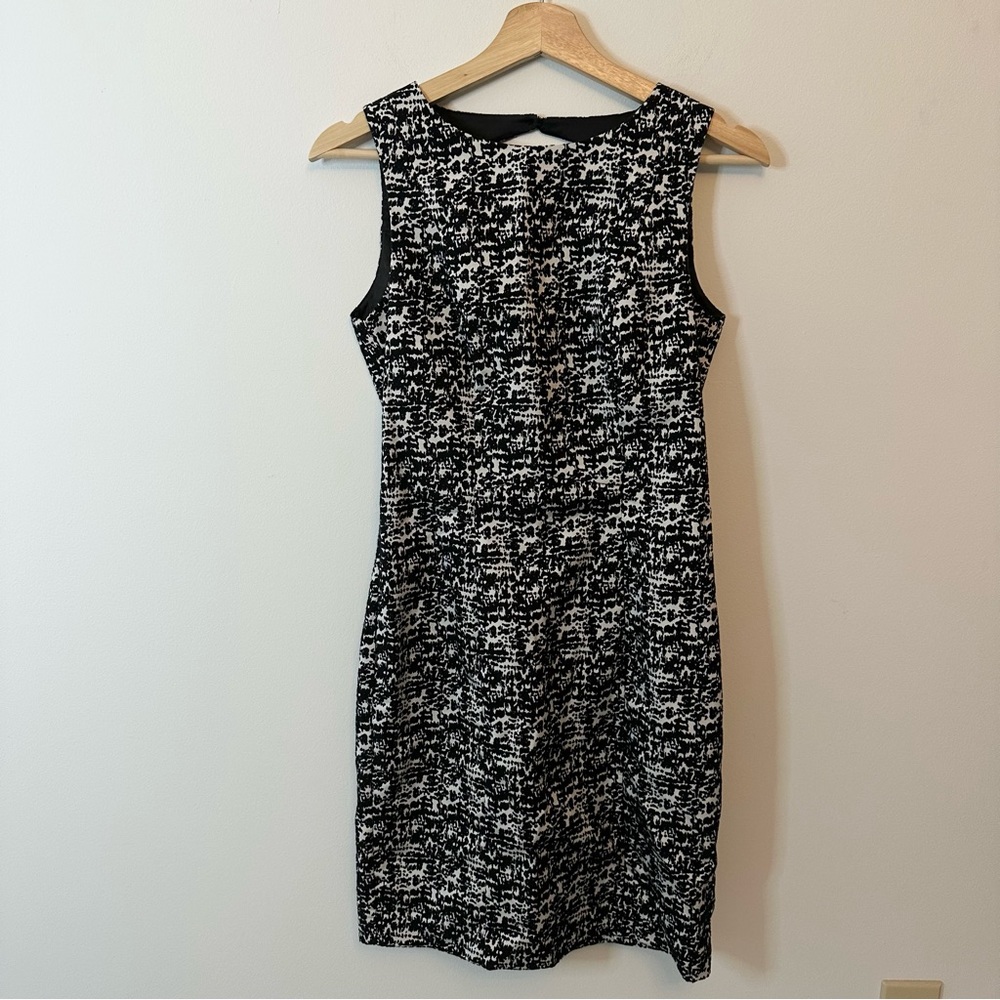 H&M black white shift dress size 6 open back textured fabric